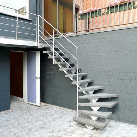 Escalier extérieur en aluminium avec marches synthétiques