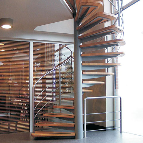Escalier circulaire avec marches bois et structure métallique en acier